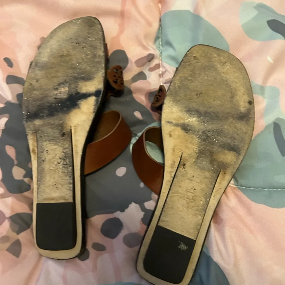 TORY BURCH logo leather sandals. - Picture 11 of 15